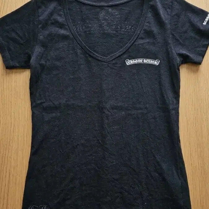 [BUNJANG] Chrome Hearts Scroll Logo V-neck T-shirt / 크롬하츠 스크롤 로고 브이넥 티셔츠