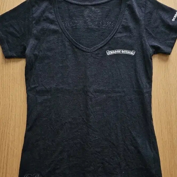 [BUNJANG] Chrome Hearts Scroll Logo V-neck T-shirt / 크롬하츠 스크롤 로고 브이넥 티셔츠