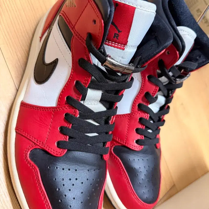 [BUNJANG] Nike Jordan 1 Mid Chicago Black Toe Sneakers / 정품 나이키 조던 1 미드 시카고 블랙토 260