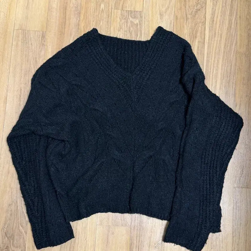 [BUNJANG] Mysterious Hotel Black Twisted V-Neck Knit / 미스테리우스호텔 블랙 꽈배기 V넥 니트