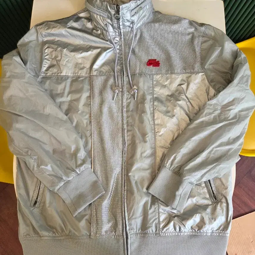 [BUNJANG] Nike Silver Windbreaker Jacket - Size L / 나이키 실버 바람막이 점퍼L(목카라안에 후드있음)