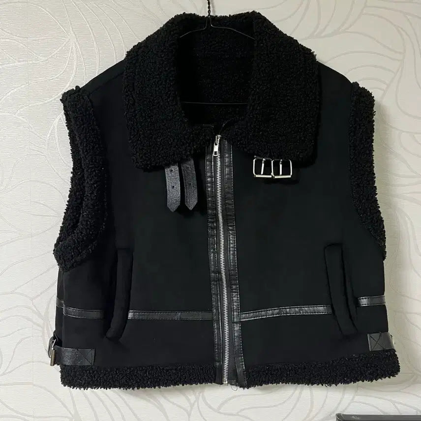 [BUNJANG] Avely Suede Sherpa Vest Black / 에이블리 스웨이드 양털 무스탕 조끼 베스트 집업 블랙
