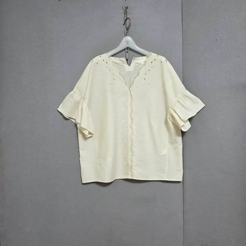 [BUNJANG] G-Cut V-Neck Punching Point Blouse / 지컷 브이넥 펀칭포인트 블라우스 66  n4172