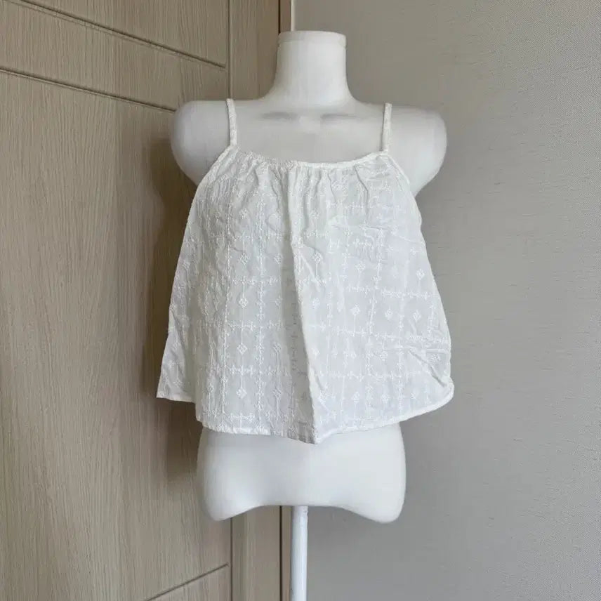[BUNJANG] Punching Lace Camisole Blouse / 새상품) 펀칭 레이스 나시 블라우스