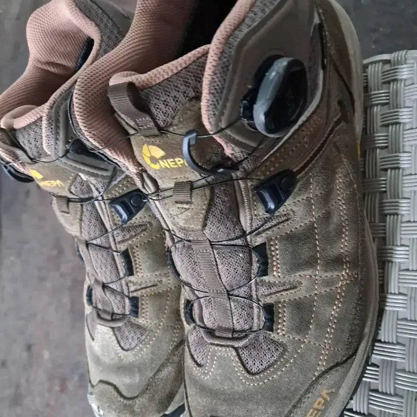 [BUNJANG] Nepa Gore-Tex Hiking Boots Size 7.5 (250) / 네파 고어텍스 등산화 7.5 250
