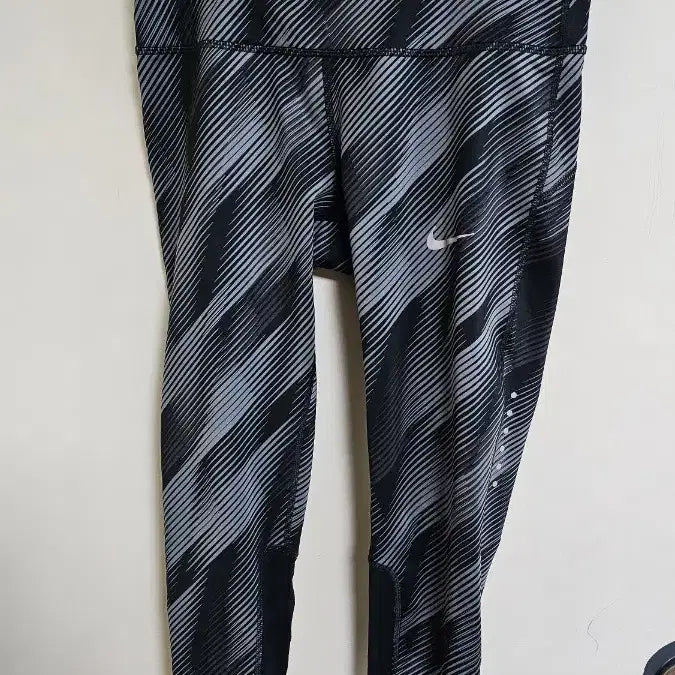 [BUNJANG] Nike Striped 3/4 Length Leggings / 나이키 칠부 사선무늬 레깅스 (412
