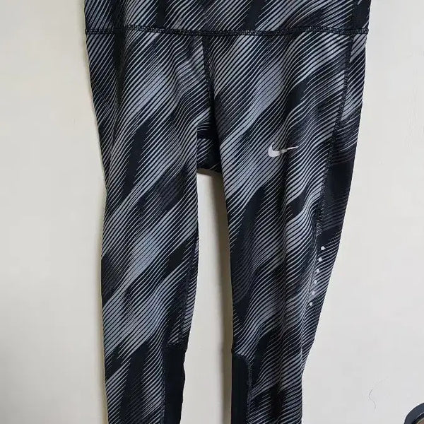 [BUNJANG] Nike Striped 3/4 Length Leggings / 나이키 칠부 사선무늬 레깅스 (412