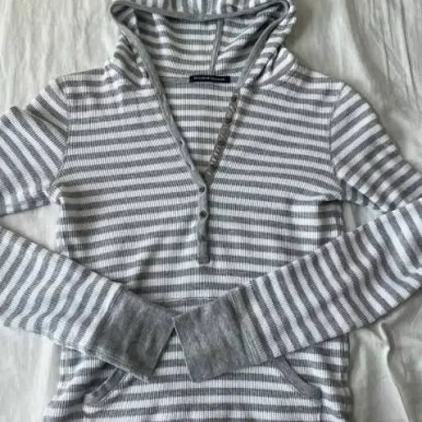[BUNJANG] Brandy Melville Striped Henley Neck Hoodie T-Shirt / 브랜디멜빌 스트라이프 후드 헨리넥 티셔츠 brandy melville