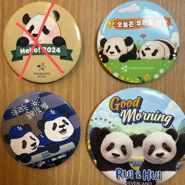 [BUNJANG] Everland Bao Family Hexagonal Badge Bundle + Limited Round Badge / (새상품)에버랜드 푸바오 바오패밀리 육각뱃지 일괄+한정뱃지 1개