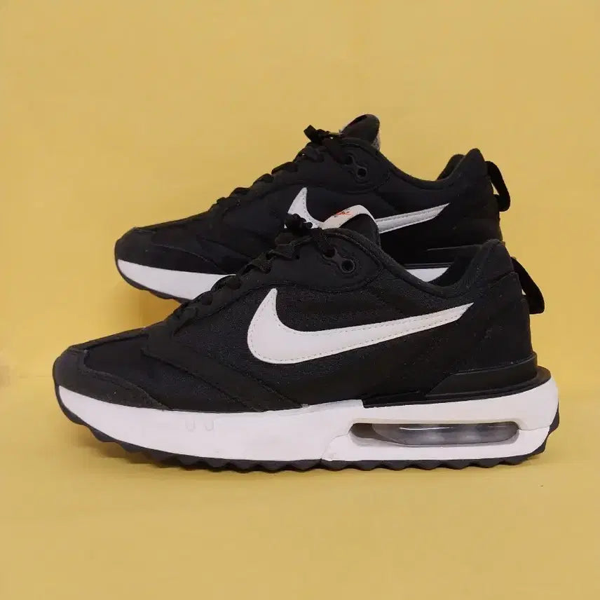 [BUNJANG] Nike Women's Air Max Dawn Sneakers (240) / 여성 나이키 운동화 (240)