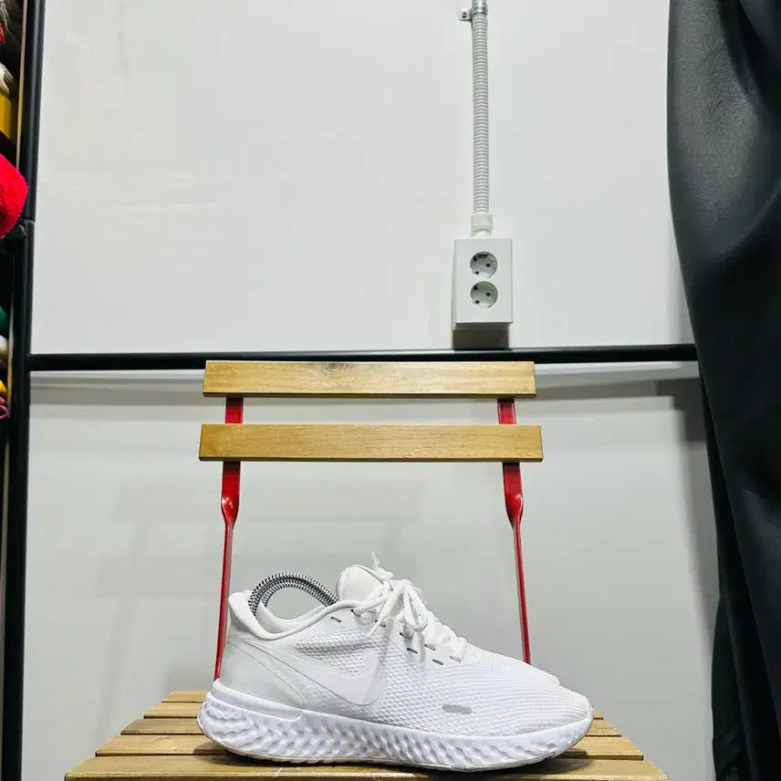 [BUNJANG] Nike Revolution Unisex Shoes White / 250) 나이키 운동화 남녀 공용 신발 레볼루션 화이트