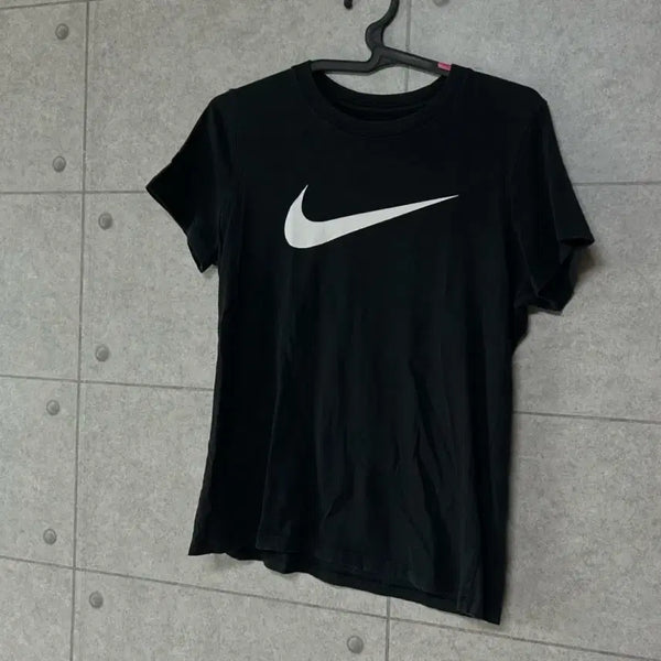[BUNJANG] Nike Black Short-Sleeve T-Shirt with Swoosh Logo / 나이키 블랙 반팔 티셔츠 스우시 로고