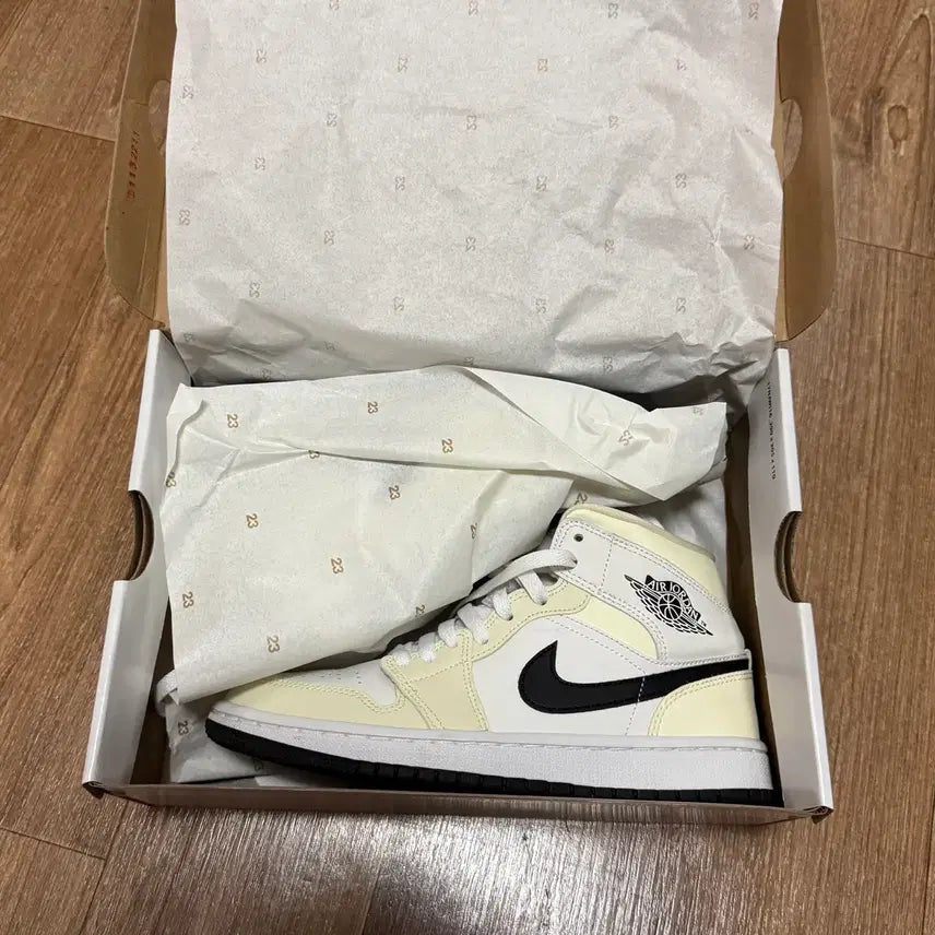 [BUNJANG] Nike Air Jordan 1 High Coconut Milk (Women's) / 나이키 조던하이 코코넛 밀크 240