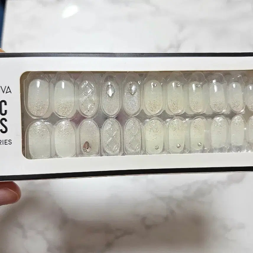 [BUNJANG] Adhesive Nail Tips Set - Wedding Design with Glitter and Charms / 붙이는 네일팁 세트 웨딩 파츠 글리터