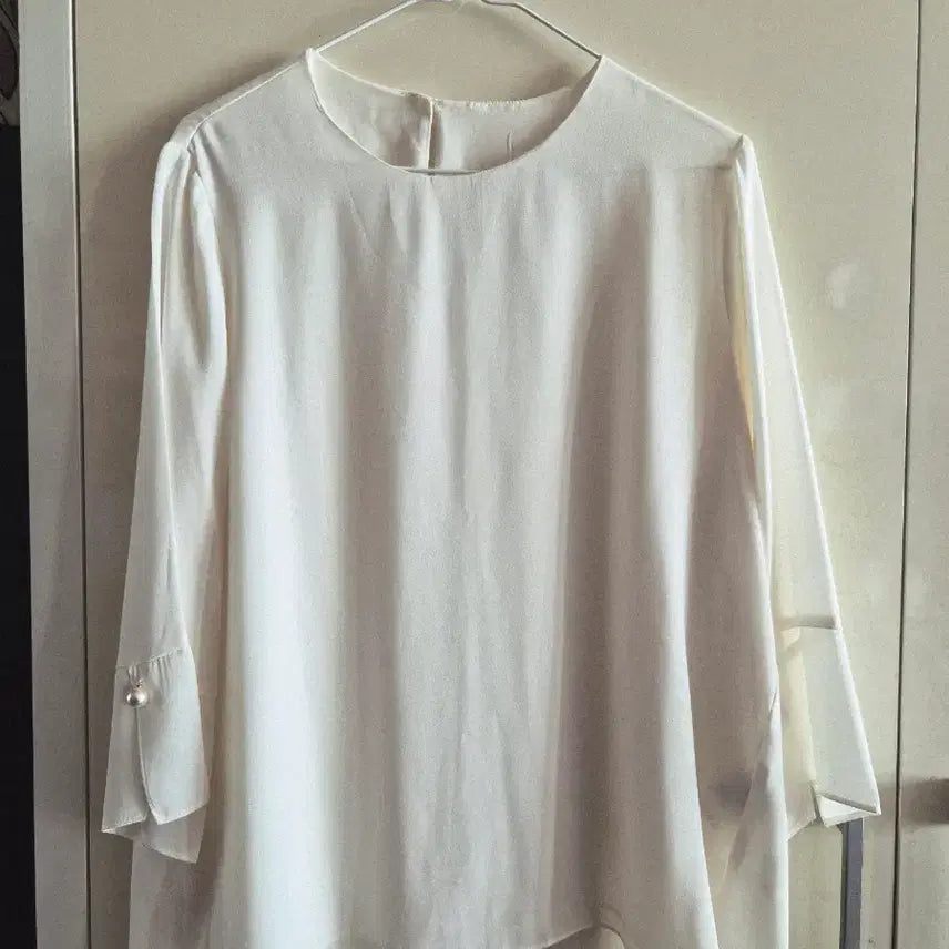 [BUNJANG] Ivory Pearl Button 3/4 Sleeve Blouse / 아이보리 진주 버튼 7부블라우스