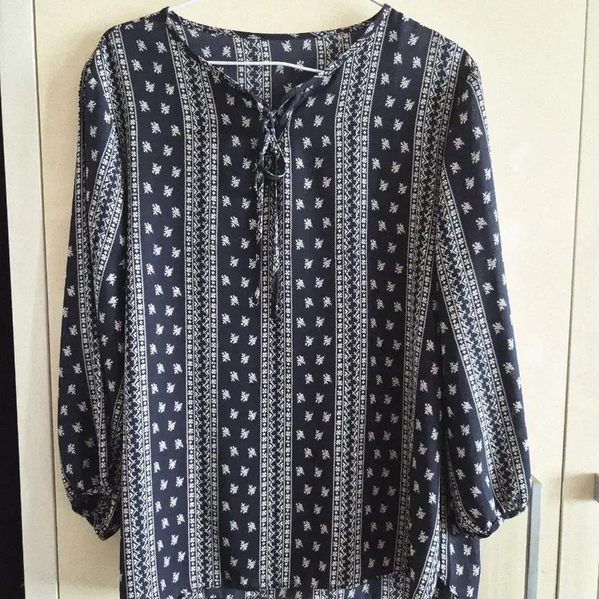 [BUNJANG] Patterned Navy Blouse / 패턴 끈 블라우스 긴팔 네이비