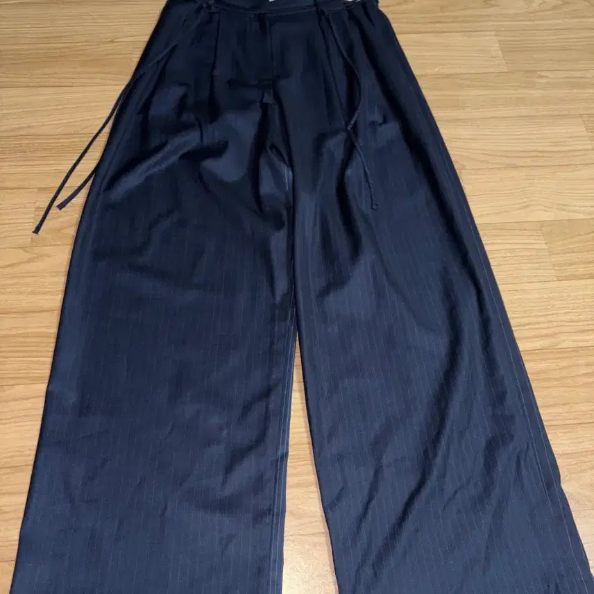 [BUNJANG] Dared Contrast Stripe Handkerchief Trousers / [데어드] 콘트라스트 스트라이프 행거치프 트라우저