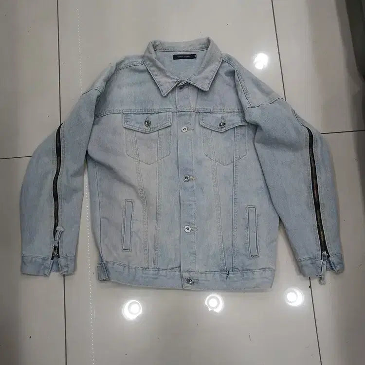 [BUNJANG] Vintage Light Wash Denim Jacket with Back Zipper and English Logo Accent / 약95사이즈 연청 청자켓 팔뒤지퍼장식 등 영어로고 포인트 빈티지 중고