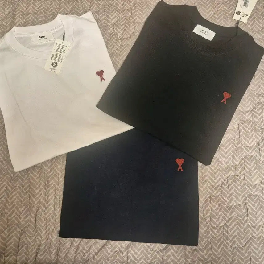 [BUNJANG] AMI Small Heart Short Sleeve T-Shirt / 아미 스몰 하트 반팔 티셔츠 화이트/블랙/네이비