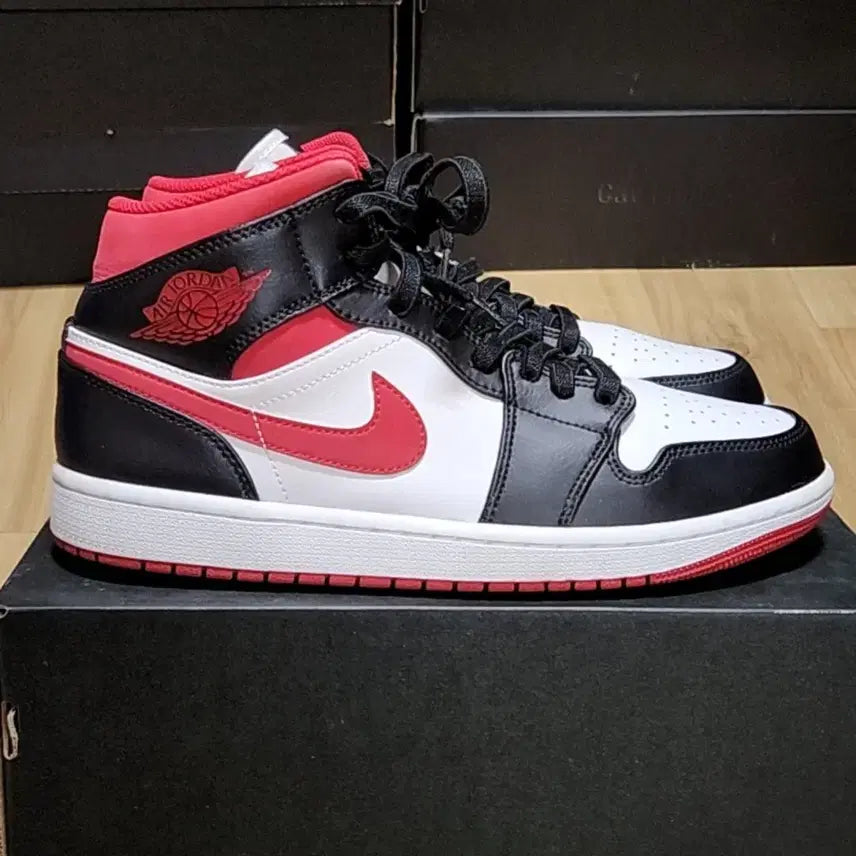 [BUNJANG] Nike Jordan 11 Retro "Gym Red" Men's Size 9.5 (275mm) / 나이키 조던 275 짐레드 블랙 화이트