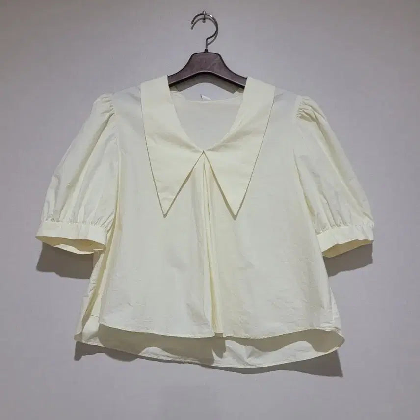 [BUNJANG] Kara Point Puff Sleeve Blouse / 카라포인트 귀욤 퍼프 블라우스