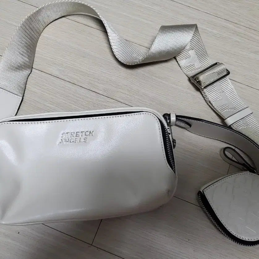 [BUNJANG] Stretch Angels White Cross Bag with Heart Pouch / 스트레치엔젤스 화이트 크로스백 (하트 파우치 포함) 상태매우좋음