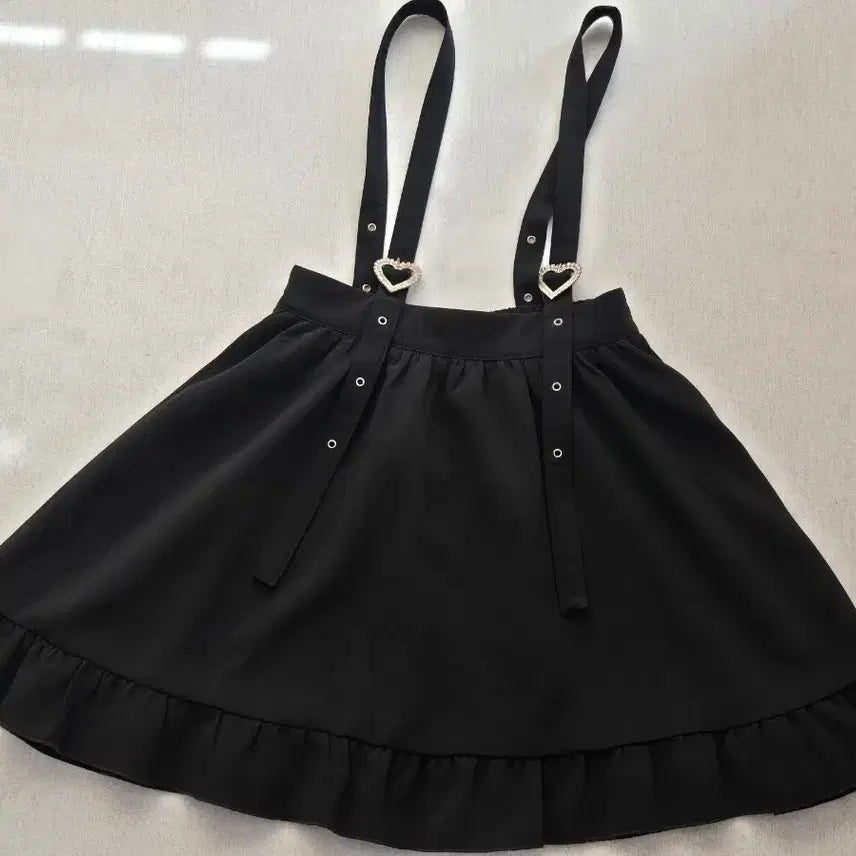[BUNJANG] ROJITA Black Frill Heart Buckle Suspenders Skirt / 로리타 아가씨 - ROJITA 로지타 블랙 멜빵 프릴 스커트 하트큐빅