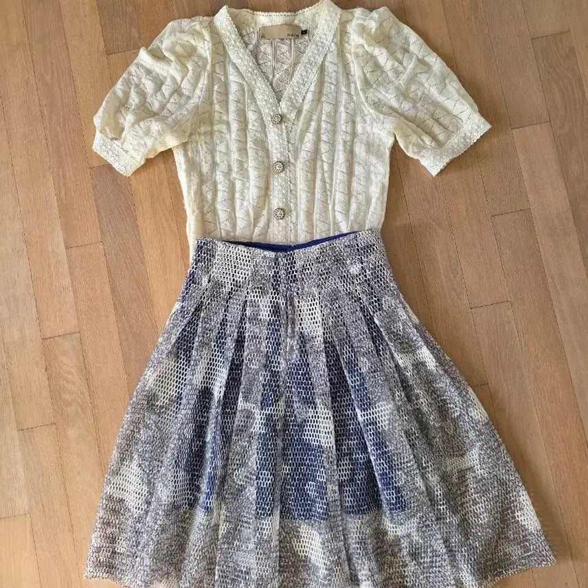 [BUNJANG] NAIN Lace V-Neck Knit & It Michaa Skirt Set / 세트 NAIN 레이스 브이넥 니트 free 잇미샤 스커트 67-88 세트