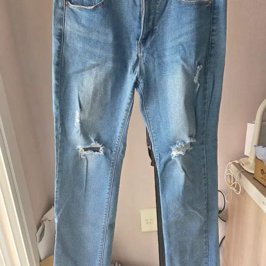 [BUNJANG] Distressed Denim Jeans with Cut Hem / 데미지 청바지 (찢청)