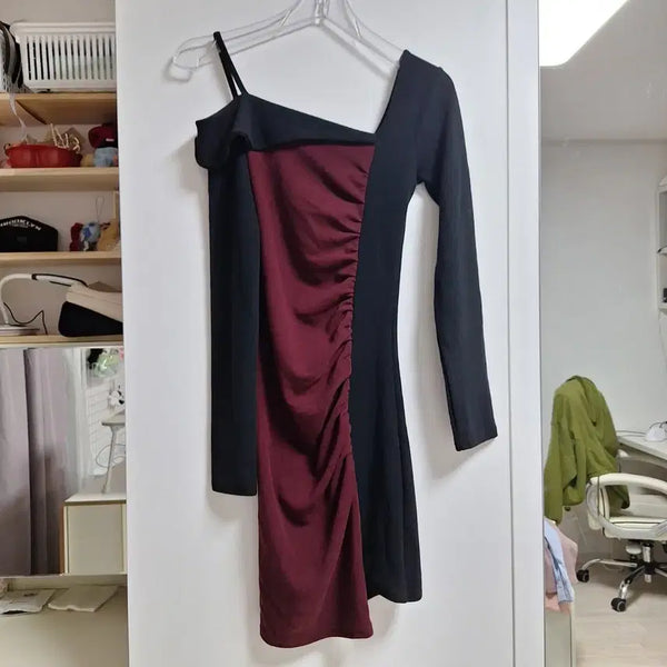 [BUNJANG] Burgundy Asymmetrical Off-the-Shoulder Knit Dress / (새상품) 버건디 언발 오프숄더 원피스