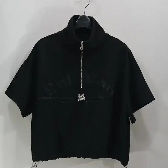 [BUNJANG] VOV Sasha Cat Embroidery Short Sleeve Cropped High Neck T-Shirt / 보브 샤샤캣 자수 반팔 크롭 하이넥 티셔츠
