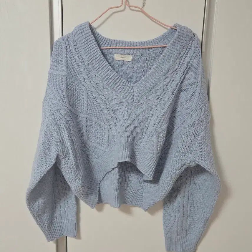[BUNJANG] V-Neck Cable Knit Cropped Sweater Sky Blue / 여리핏 브이넥 케이블 크롭 니트 하늘색