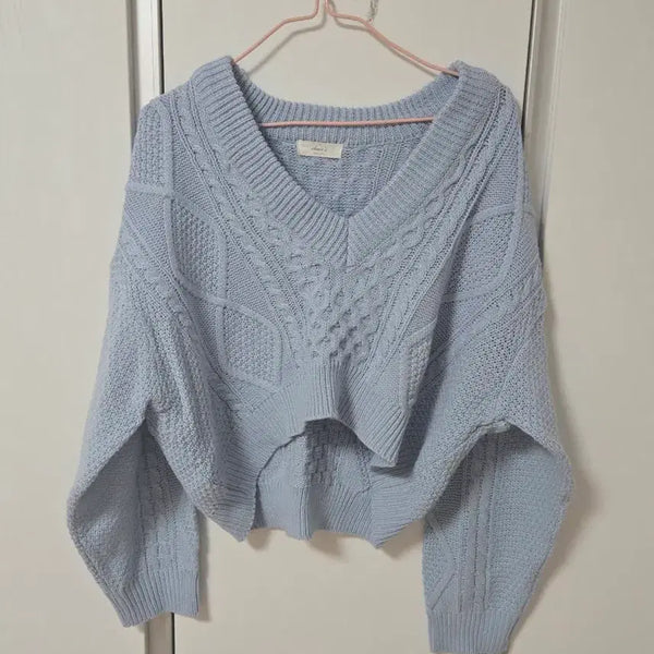 [BUNJANG] V-Neck Cable Knit Cropped Sweater Sky Blue / 여리핏 브이넥 케이블 크롭 니트 하늘색