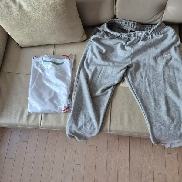 [BUNJANG] Puma White T-Shirt & Nike Grey Training Pants Bundle / 푸마 흰색 티셔츠 + 나이키 회색 트레이닝 바지