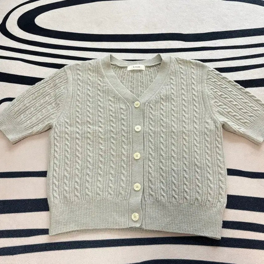 [BUNJANG] B.muse Cable Knit Cardigan / 베뉴엣 비뮤즈 케이블 니트 가디건