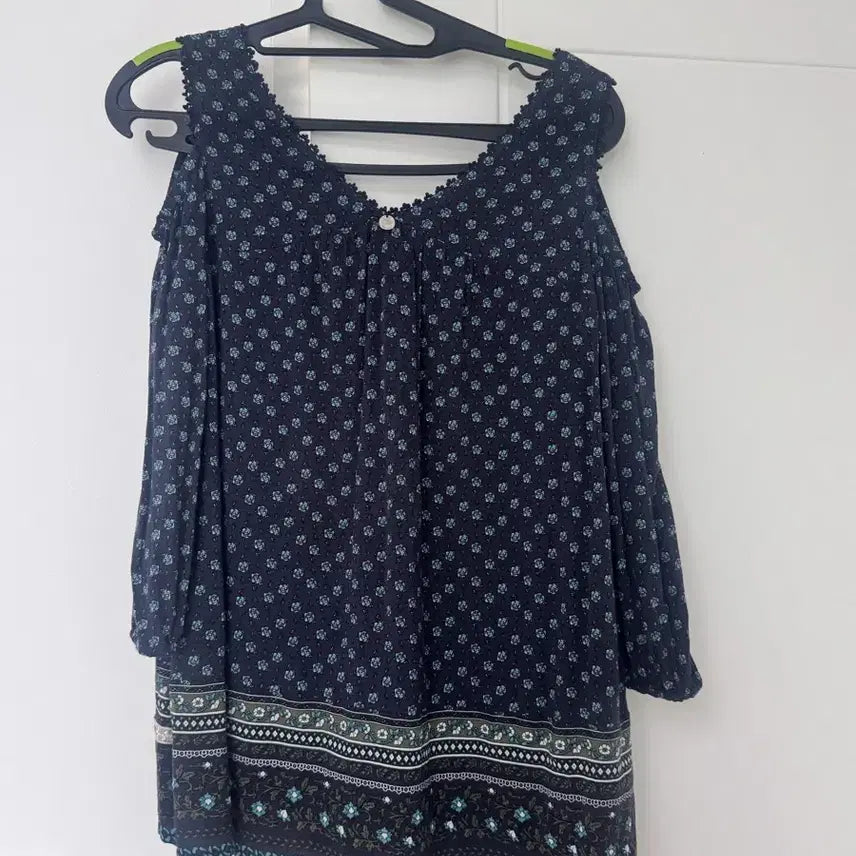[BUNJANG] Thursday Island Blouse (Near Mint Condition) / 써스데이아일랜드 블라우스 (새상품급)
