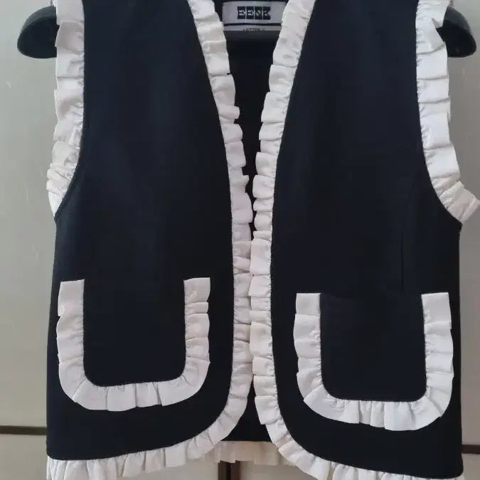 [BUNJANG] EEKE Frill Detail Black Vest / EEKE 프릴 장식 블랙 베스트 조끼