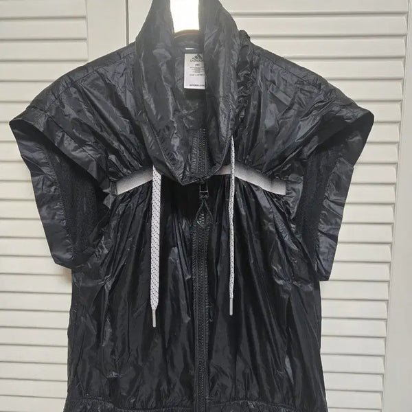 [BUNJANG] Adidas Black Short-Sleeve Windbreaker Vest / 아디다스 블랙 반팔 바람막이 조끼