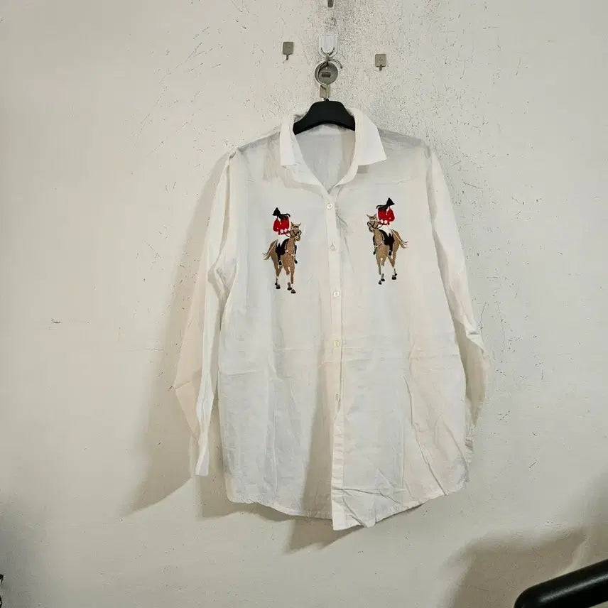 [BUNJANG] White Horse Riding Embroidery Shirt / 화이트 승마 자수 셔츠