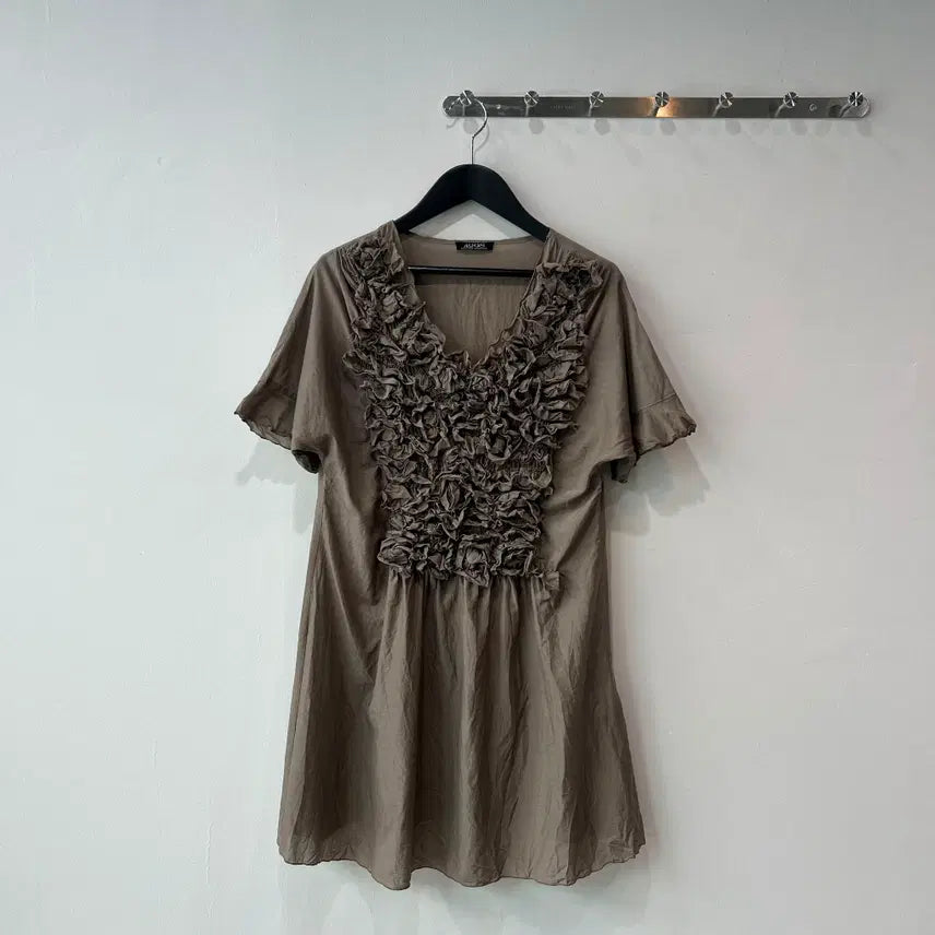 [BUNJANG] Shizuka Komuro Frill Popcorn Detail T-Shirt / 4298 shizuka komuro 프릴 티셔츠