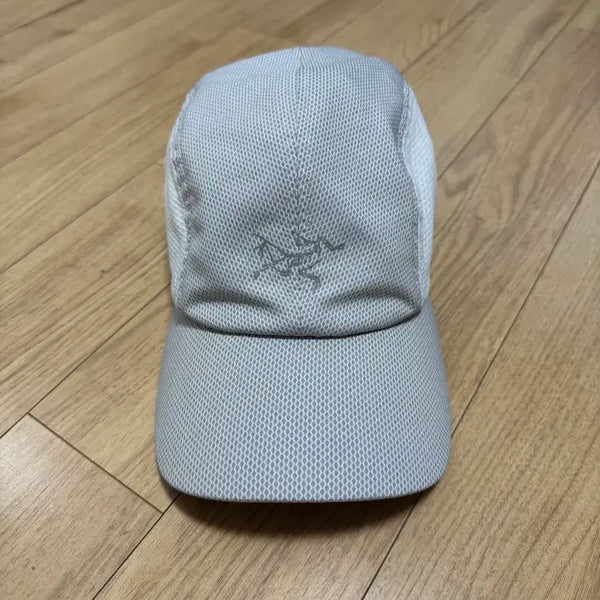 [BUNJANG] Arc'teryx Accelerate Cap White/Gray / 아크테릭스 엑셀레로 캡 화이트/그레이