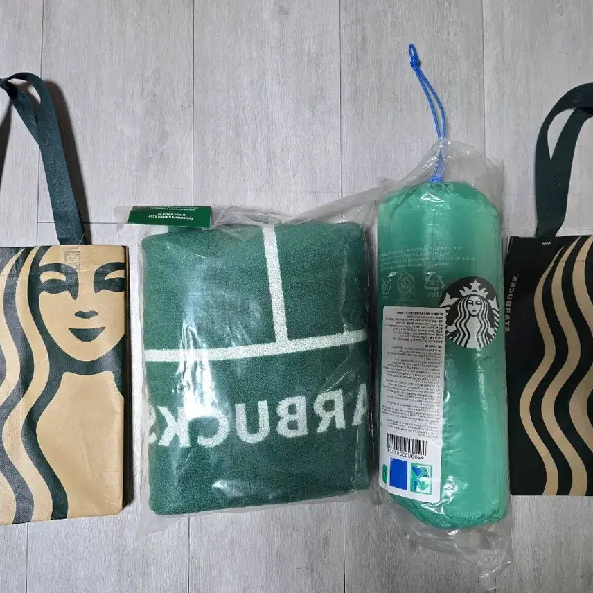 [BUNJANG] Starbucks Beach Towel, Bag, and Picnic Mat Set / 스타벅스 비치 타올 가방 돗자리 세트