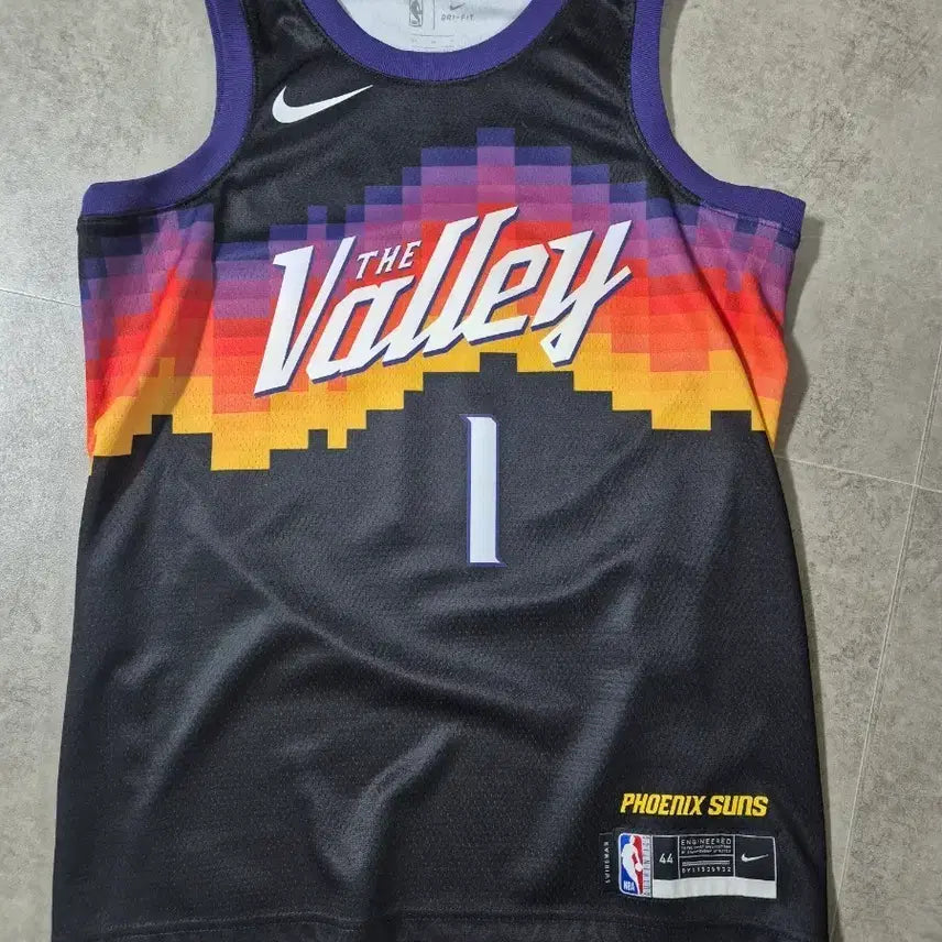[BUNJANG] Nike Devin Booker Phoenix Suns NBA Jersey - Black 'The Valley' Edition (Size M, 44) / 44 M NBA 나이키 데빈 부커 피닉스 선즈 농구 유니폼 저지 정품