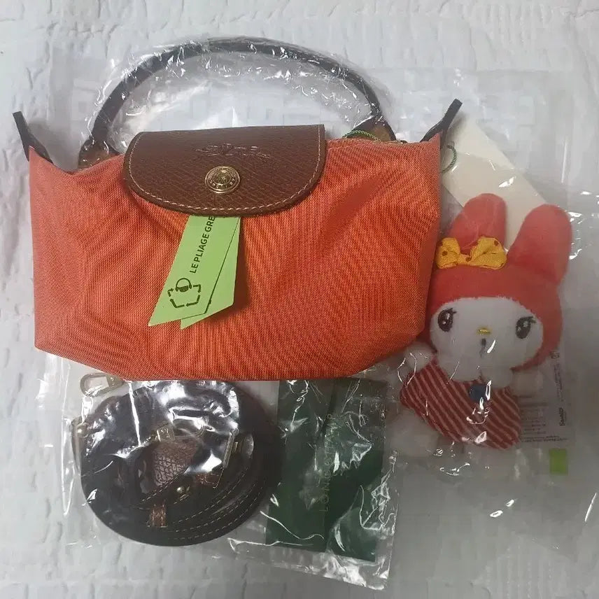 [BUNJANG] Longchamp Le Pliage Orange Crossbody Bag with Strap & Sanrio Keychain / 정품 새상품 롱샴 르플리아쥬 오렌지 + 스트랩 + 산리오키링 + 이너백