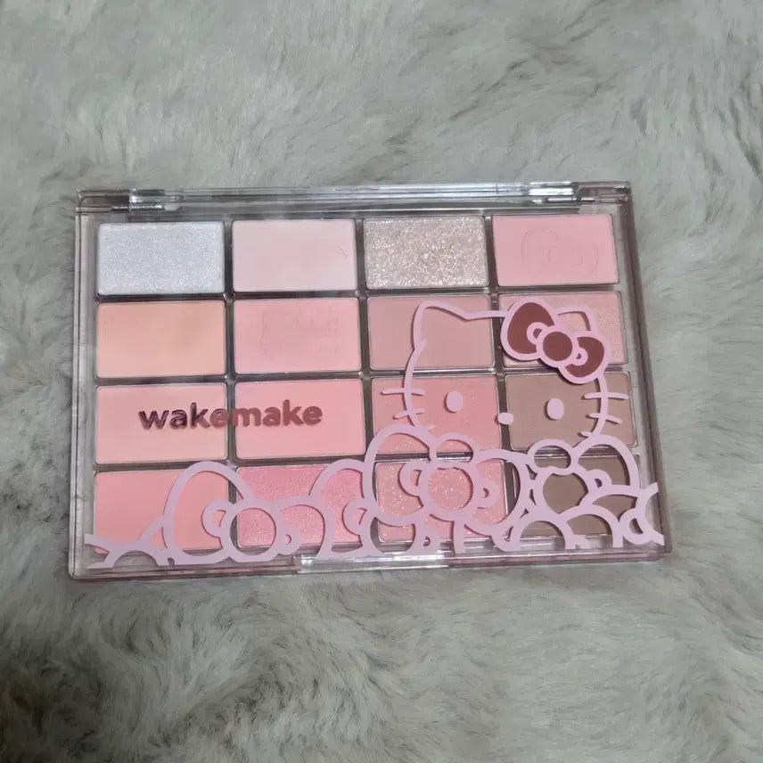 [BUNJANG] Wake Make Hello Kitty Edition Eyeshadow Palette / 웨이크메이크 헬로키티 에디션 팔레트 섀도우