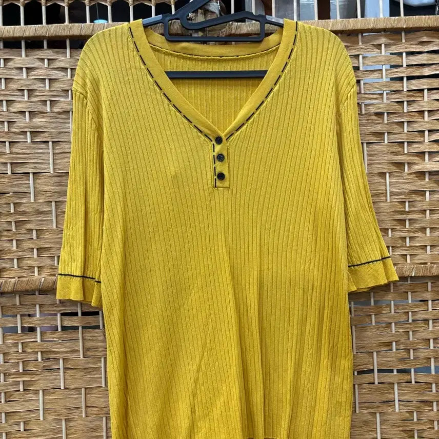 [BUNJANG] Mustard Knit T-Shirt with Black Stitching and Button Detail / 니트 티셔츠