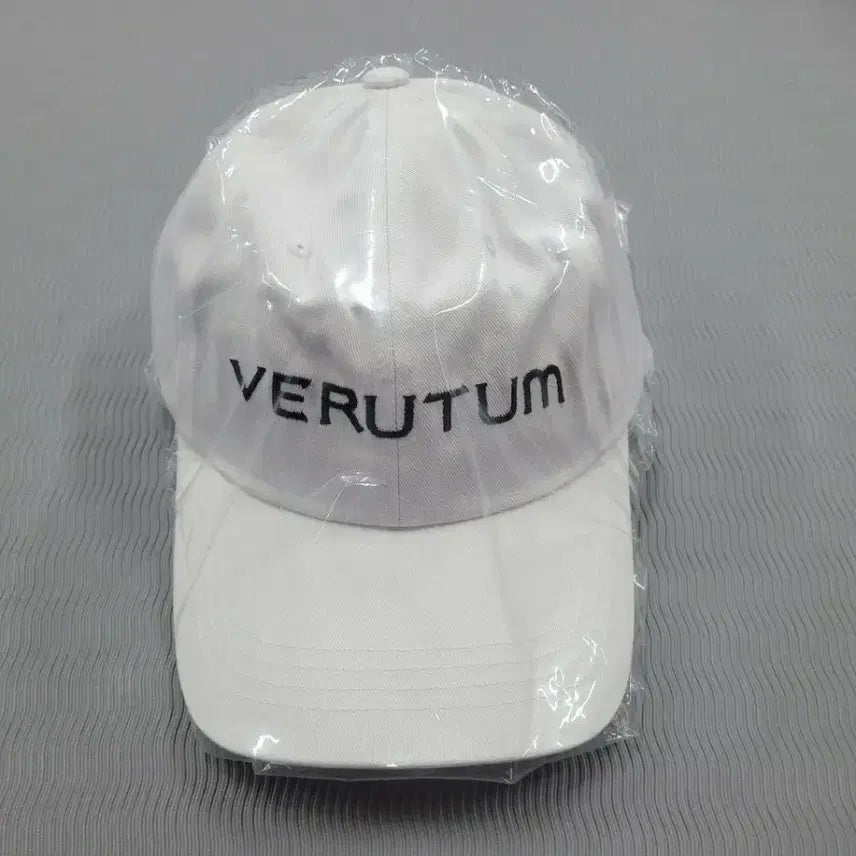 [BUNJANG] VERUTUM White Cotton Cap with Black Embroidery / VERUTUM 베루툼 화이트 볼캡 모자