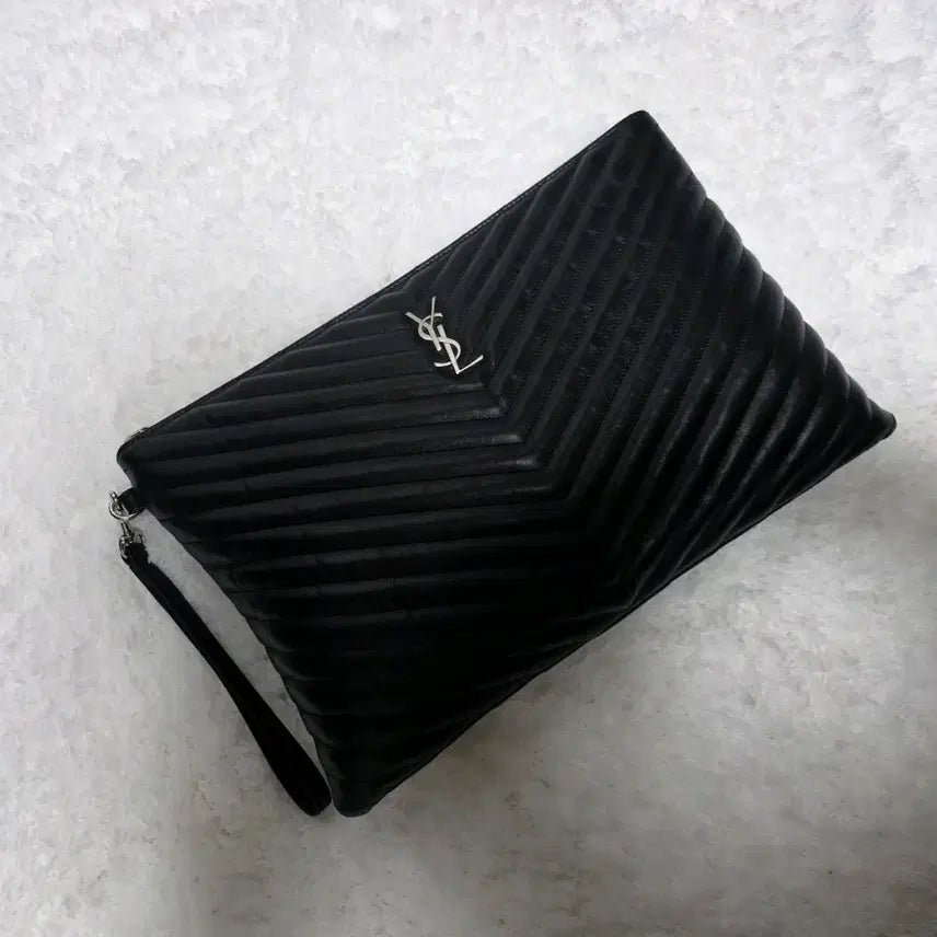 [BUNJANG] Saint Laurent Quilted Leather Silver Monogram Cassandra Matelassé Tablet Pouch Black / 생로랑 퀼티드 레더 실버 모노그램 카산드라 마틀라세 태블릿 파우치 블랙