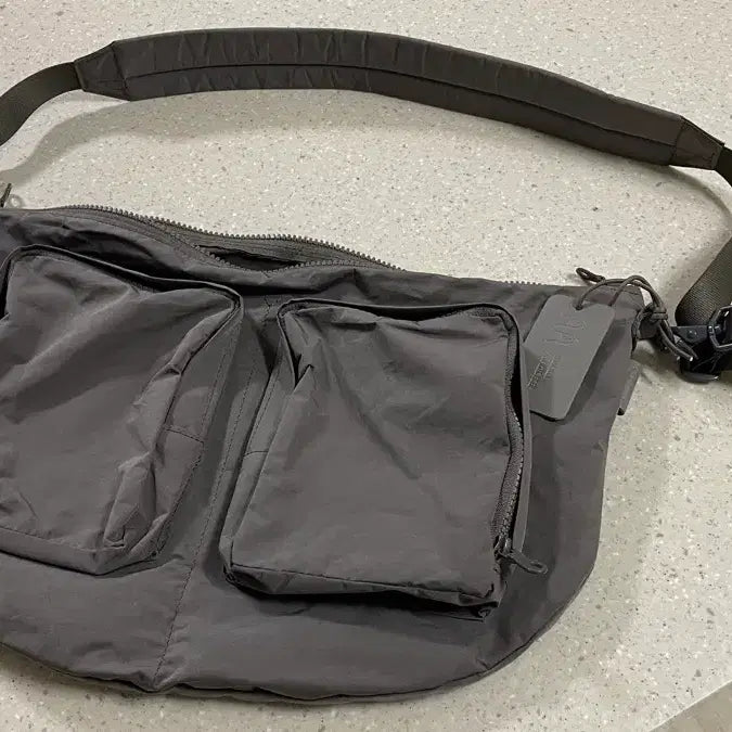 [BUNJANG] AMICALVA Body Bag Grey / 아미아칼바 바디백 그레이 색상 판매합니다.