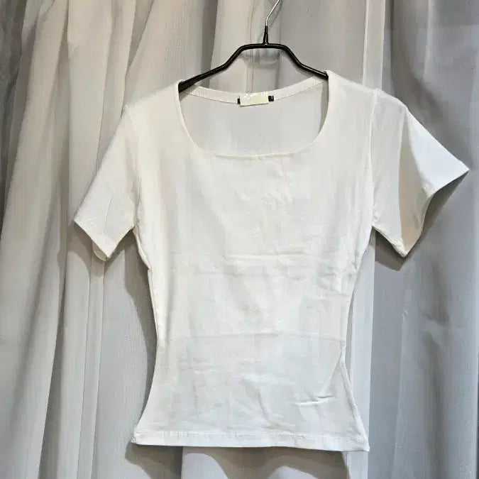 [BUNJANG] White Half Sleeve T-Shirt with Waistline Detail / 허리라인 앞이중 화이트 반팔